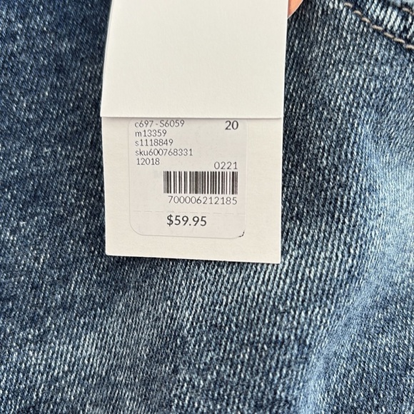 NWT Lane Bryant Distressed/Frayed Boyfriend Mid Rise Bermuda Shorts. Size 20 - Picture 13 of 15